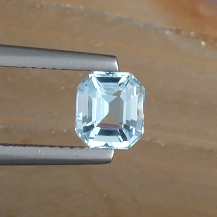 0.97ct Aquamarine Colored Gemstone Top View II Natural Background 
