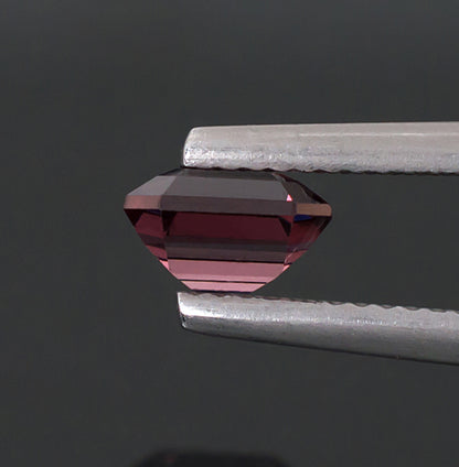 Spinelle violet rougeâtre de 1,37 ct