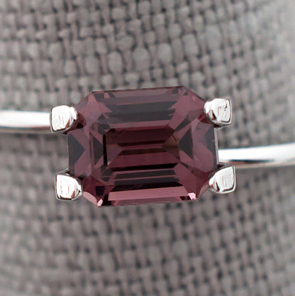 Spinelle violet rougeâtre de 1,37 ct