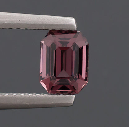 Spinelle violet rougeâtre de 1,37 ct