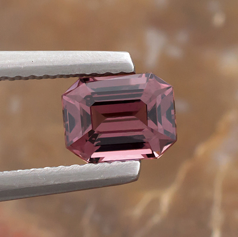 1,37 ct rotvioletter Spinell