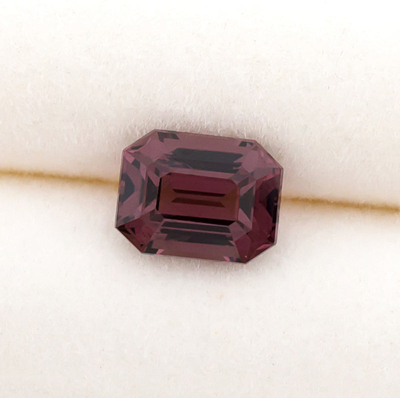 Spinelle violet rougeâtre de 1,37 ct