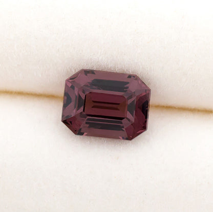 1,37 ct rotvioletter Spinell