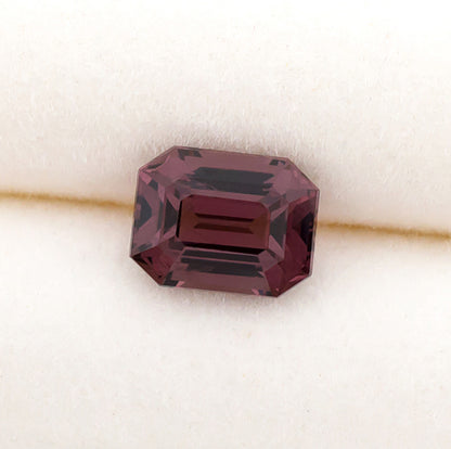 Spinelle violet rougeâtre de 1,37 ct