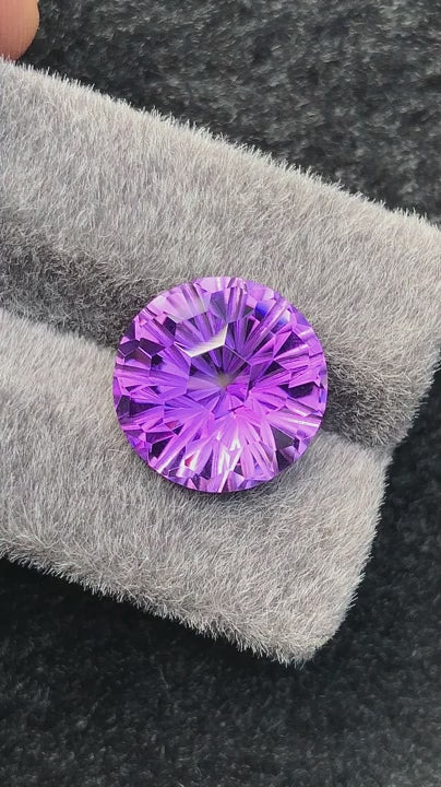 12.20ct Amethyst Colored Gemstone Gray Background Movie
